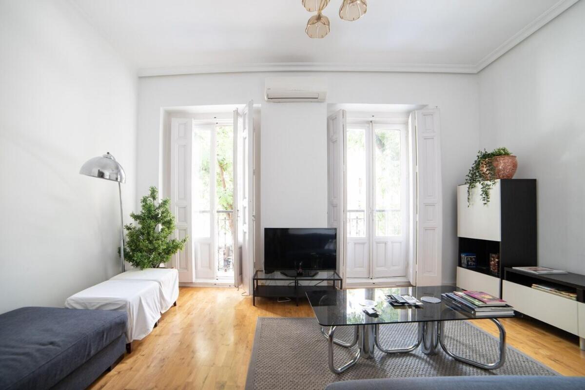 Bright Apartment In Historical City Center Madrid Bagian luar foto