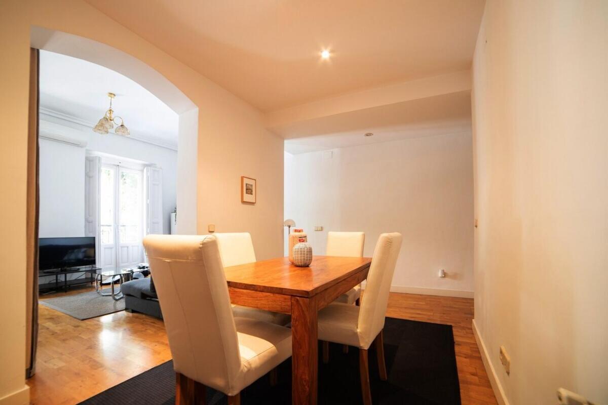 Bright Apartment In Historical City Center Madrid Bagian luar foto