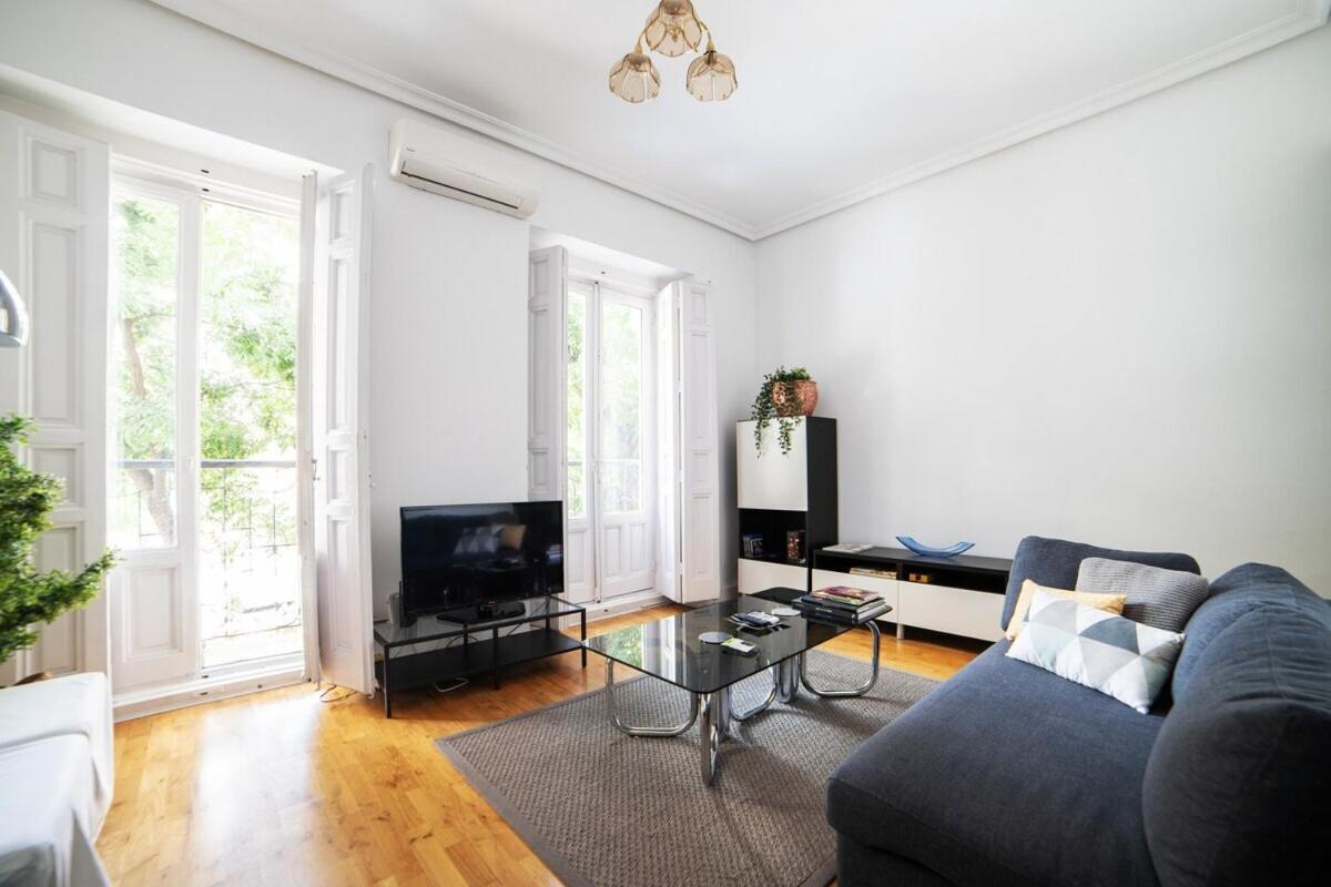 Bright Apartment In Historical City Center Madrid Bagian luar foto