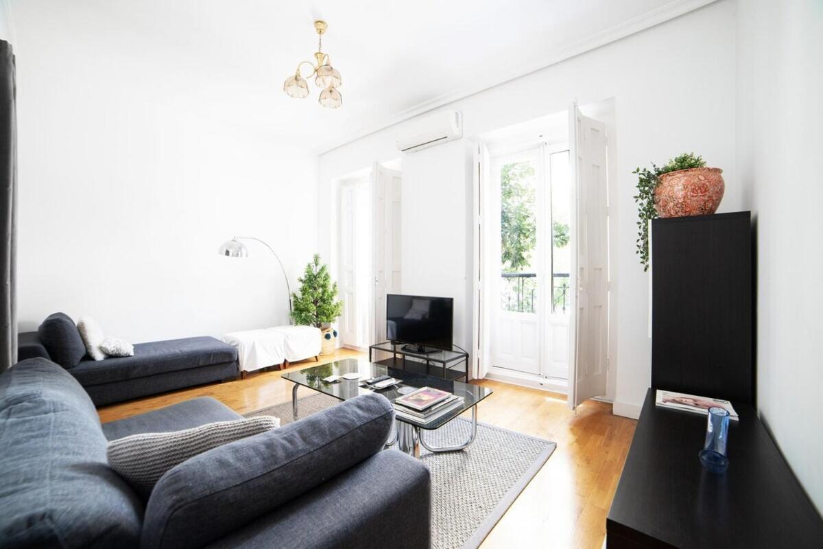 Bright Apartment In Historical City Center Madrid Bagian luar foto